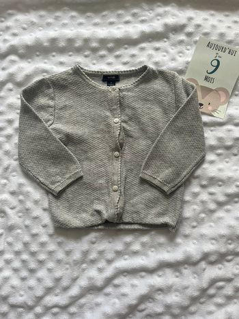 Gilet gris kiabi taille 9 mois