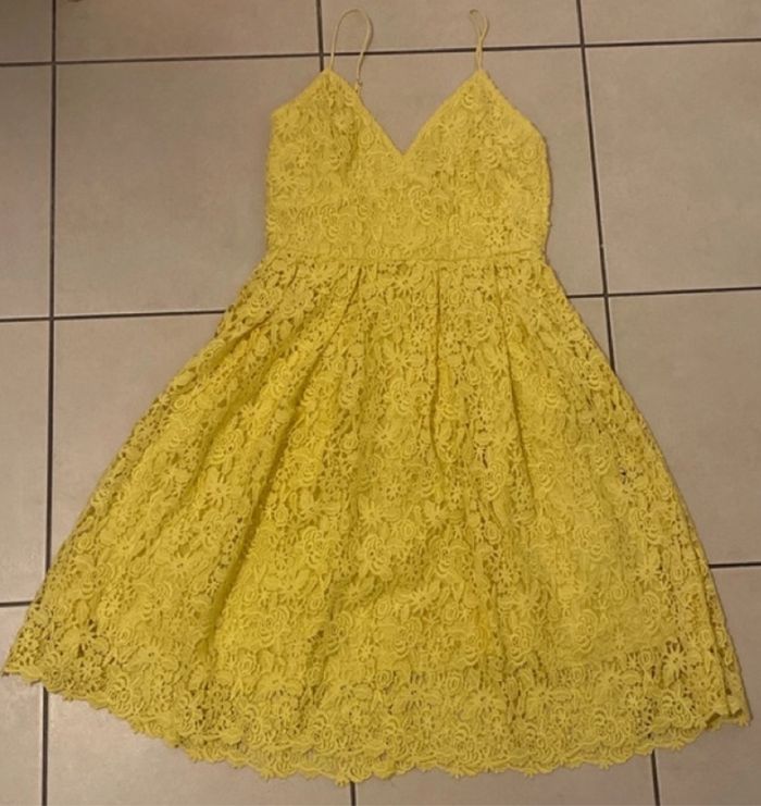 Robe jaune en dentelle - photo numéro 3