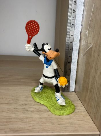 Figurine dingo fait du tenis Disney