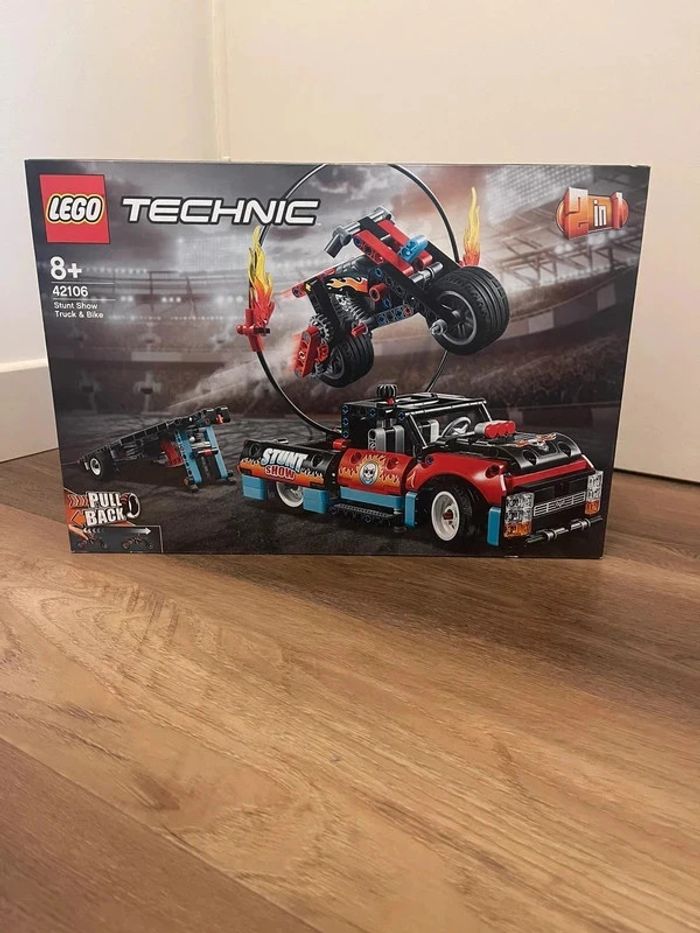 Lego Technic- Le spectacle de cascades du camion et de la moto 42106 -8 ans et +