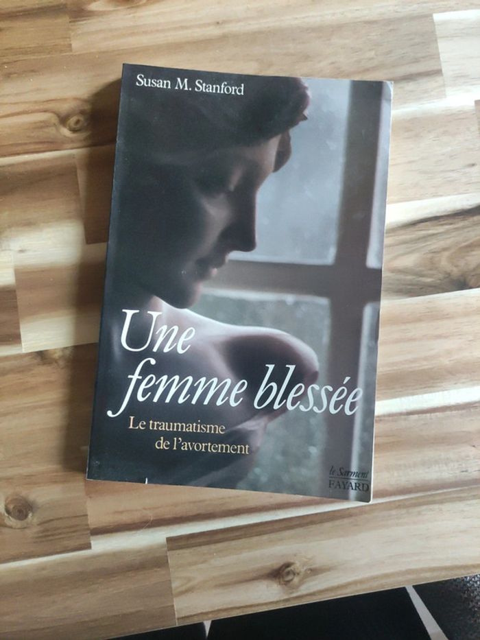 Livre "Une femme blessée"