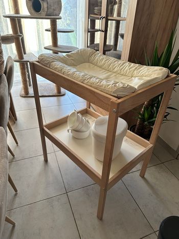 Table à langer IKEA et ses accessoires