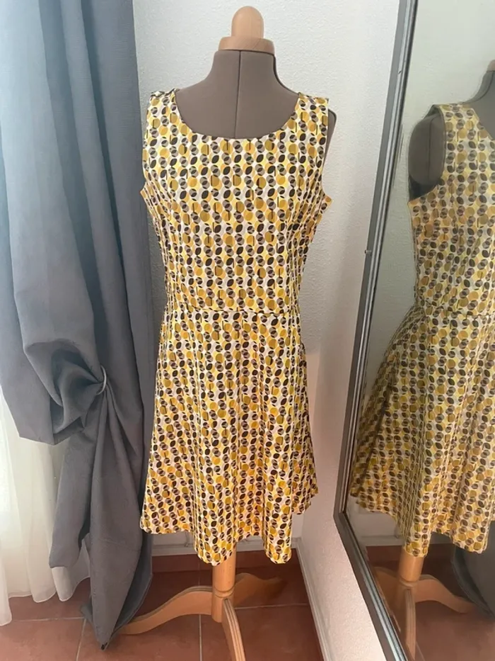 Petit robe jaune coupe princesse