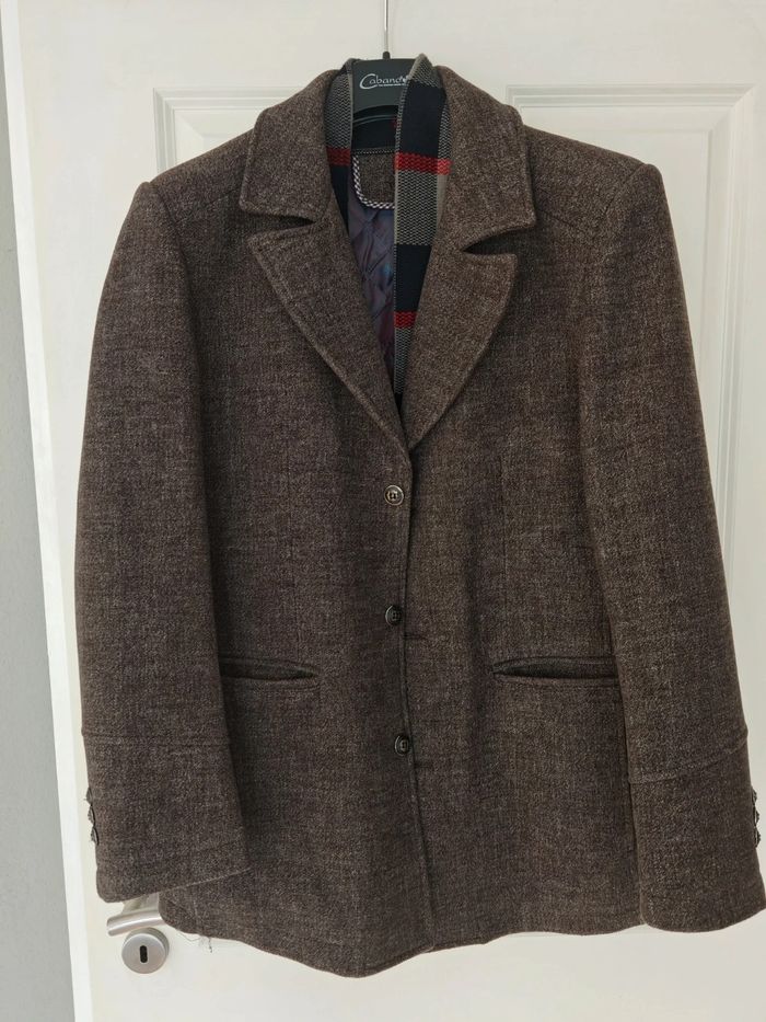 Manteau court gris/marron avec écharpe boutonnée