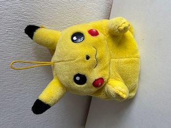 peluche range pyjama pikachu