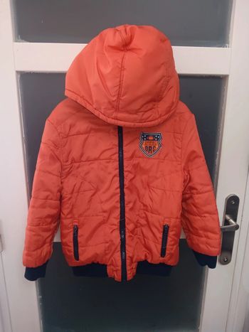 Manteau 8 ans orange à capuche avec écusson sport