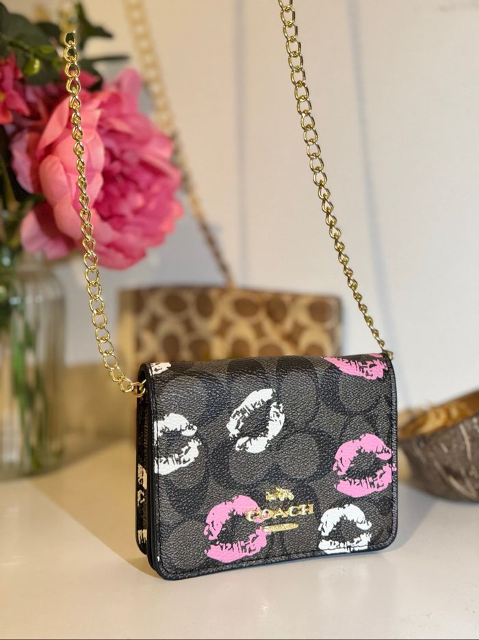 Porte-monnaie / mini sac Coach motif lèvres cerise – édition spéciale - photo numéro 3