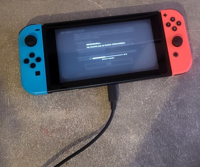 Console Nintendo Switch comme neuve + 1 jeu - photo numéro 8