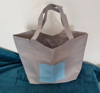 Sac cabas gris avec poche avant bleue