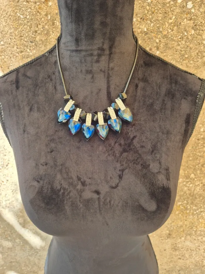 Collier fantaisie bleu saphir