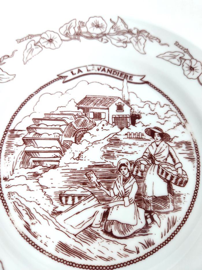 Assiette Décorative Vintage "La Lavandière" - Y. Rocher - 18 cm - photo numéro 2