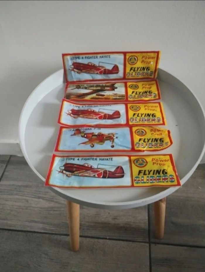 Lot de 5 avions a monté