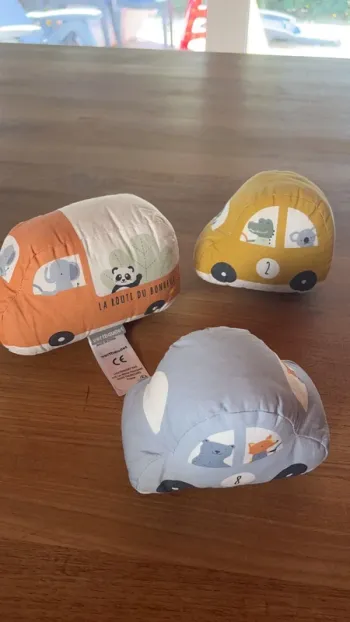 Lot 3 petites voitures en tissu pour deco chambre bebe vertbaudet