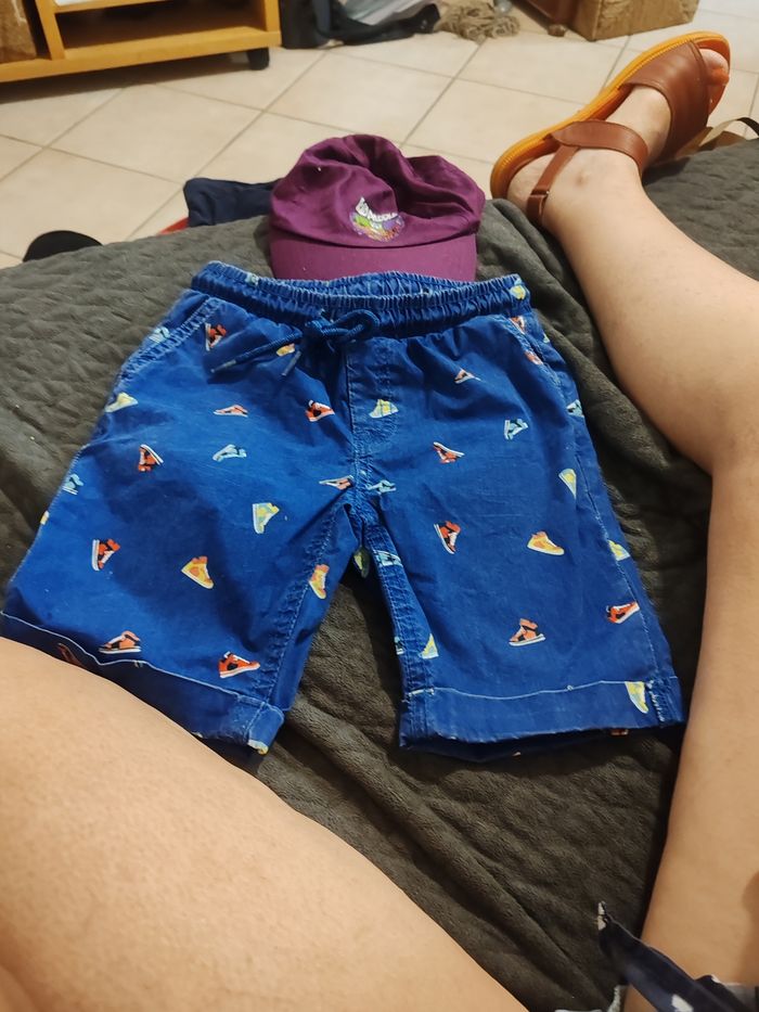 Short tape à l'oeil 6 ans 116 cm et casquette.