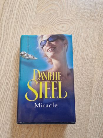Livre Danielle Steel "Miracle"