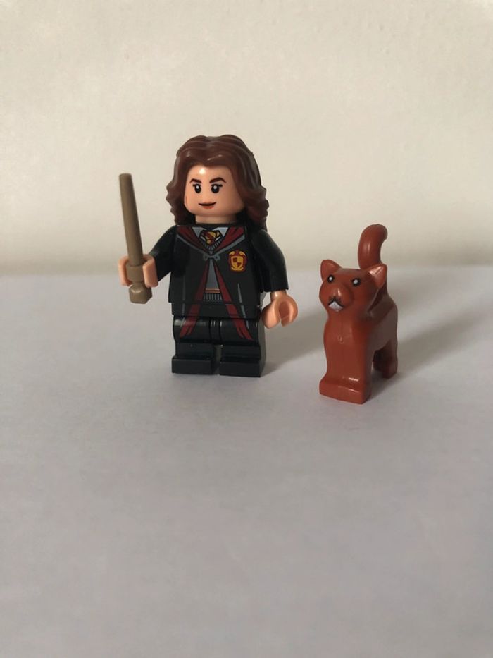 Figurine type lego Hermione Granger et son chat. Harry Potter