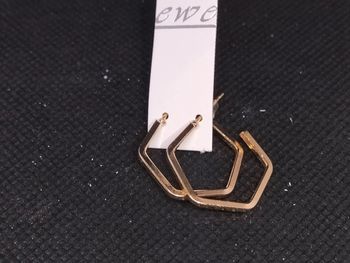 Boucle d'oreille doré hexagonale