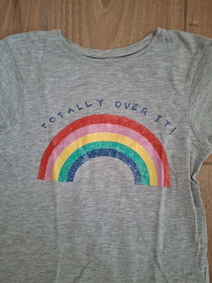 T-shirt manches courtes Primark 6 ans très bon état - photo numéro 2