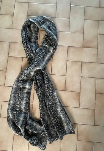 Écharpe motifs python