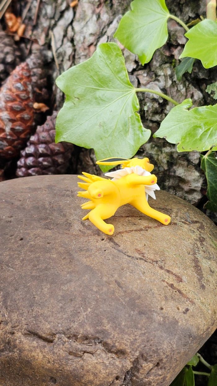 Super figurine Pokemon Nintendo scale world voltali - photo numéro 4