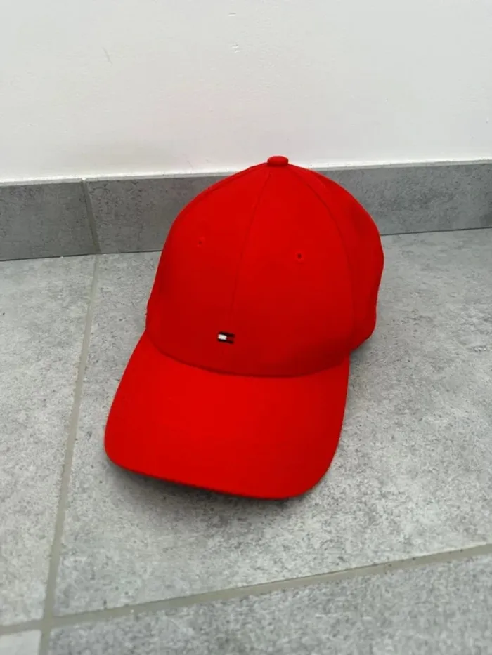 Casquette Tommy Hilfiger rouge logo brodé comme neuve - photo numéro 2