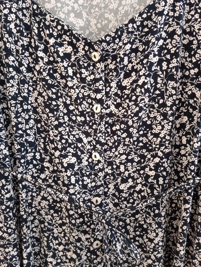 Robe vintage boutonnée noire à propos fleurs blanches - photo numéro 5