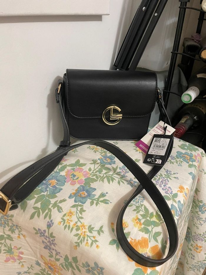 prix en boutique 65€, Sac besace Galeries Lafayette enduit lisse - photo numéro 2