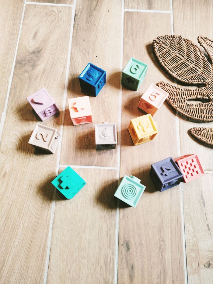 👶Lot de cubes blocs emboitables en plastique avec dessins et chiffres marque Vertbaudet - photo numéro 2