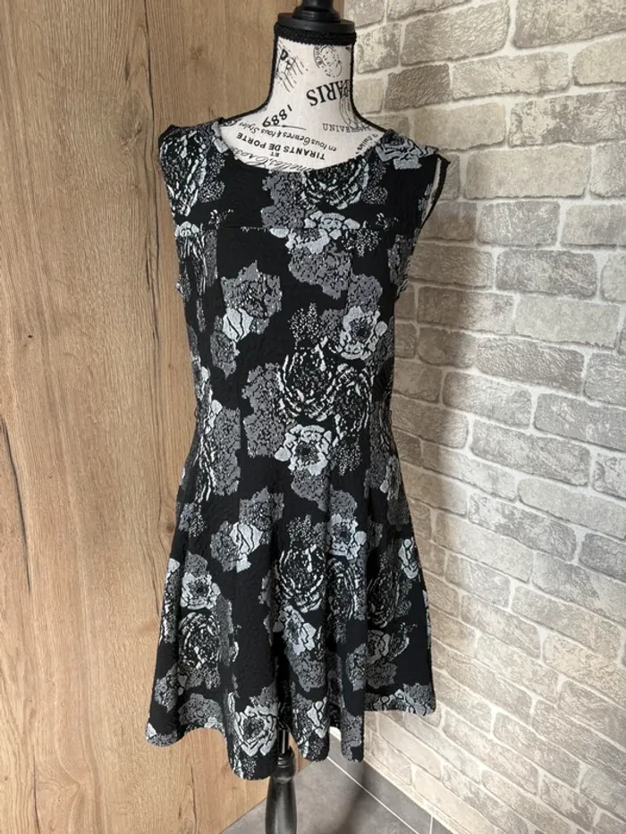 Robe patineuse imprimée fleurie taille 4 - photo numéro 2