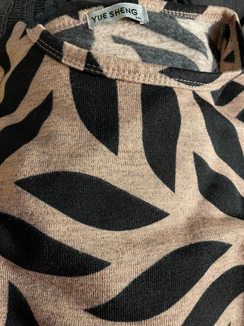 Pull fin beige rosé à motif « pétales noires » taille M/L  NEUF 