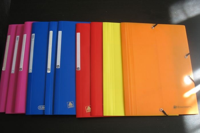LOT DE 10 CHEMISES A RABATS EN PLASTIQUE - 23.5 x 32 CM - NEUVE - n°44