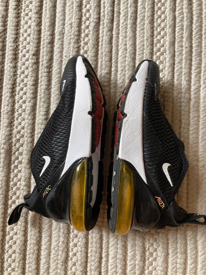 Nike air 270 noires garçon 28,5 très bon état un peu râpées sur le côté - photo numéro 8