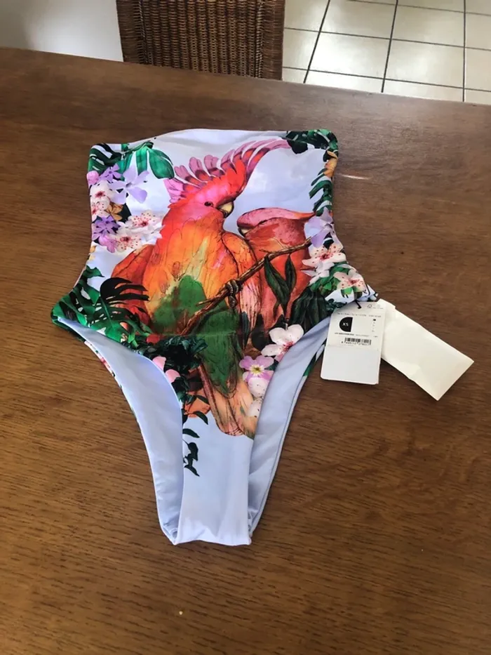 Maillot de bain 1 pièce taille xs desigual neuf avec étiquette