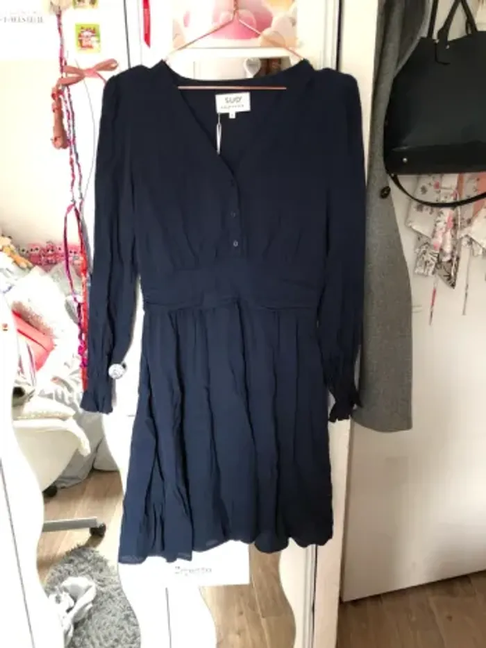 Robe bleu marine serrée à la taille et évasé en bas