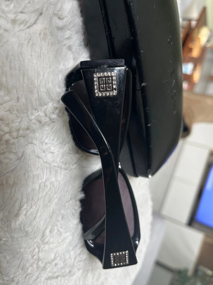 Lunettes de soleil Givenchy avec leur boîte - photo numéro 2
