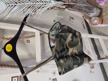 très jolie débardeur court jennyfer avec une manche en chaine taille S