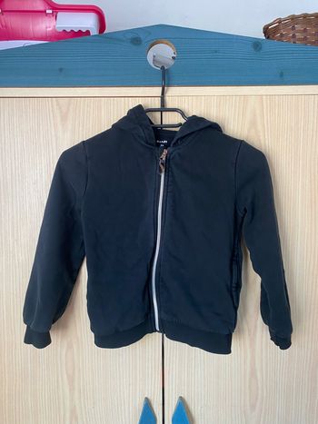 Veste noire à capuche  Kiabi  8 ans  3€