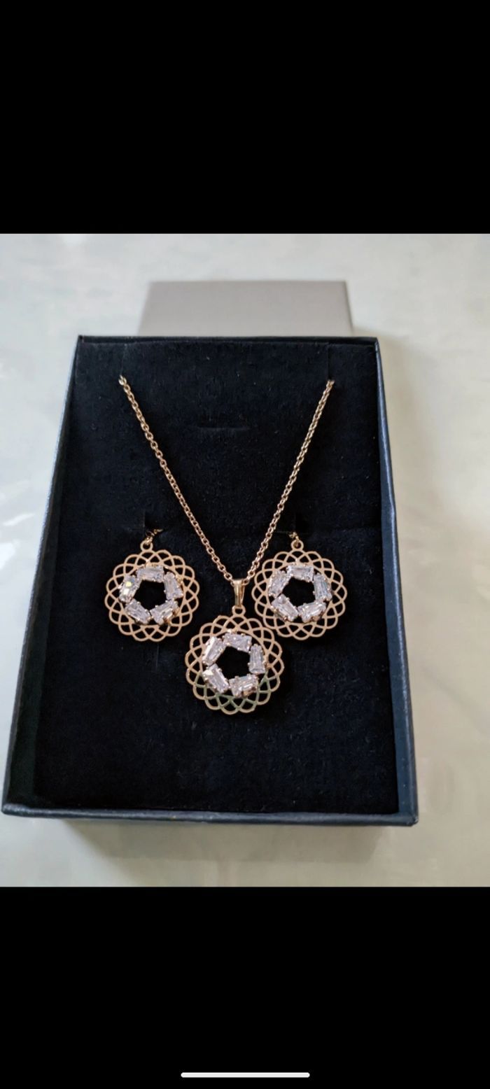 Magnifique parure Gioyes plaqué or 24 carats sertis de zirconiums. - photo numéro 2