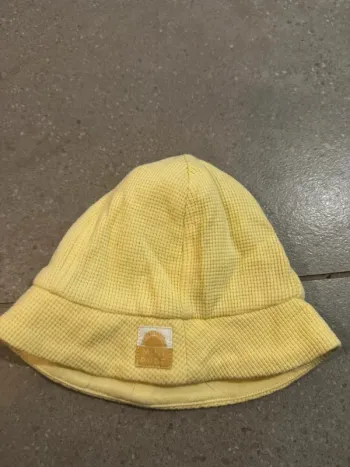 Bonnet jaune Kiabi 3 mois, très bon état