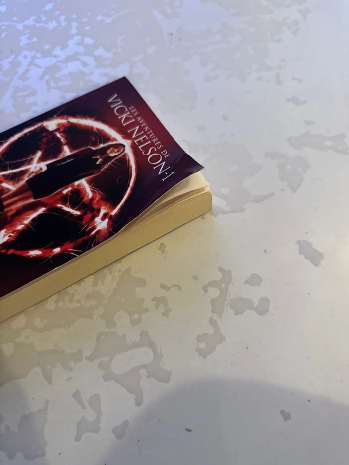 Livre le prix du sang - tanya Huff - les aventures de vicki nelson-1 - photo numéro 3