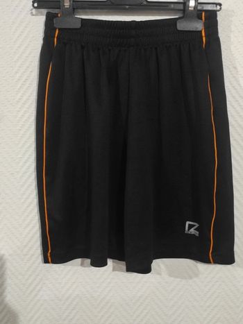Short sport noir et orange core 13/14 ans