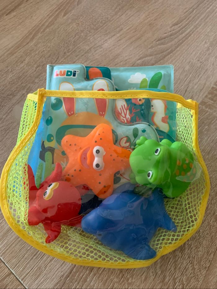 Lot de 4 jouets de bain + 1 livre + 1 filet de rangement à ventouses - photo numéro 5