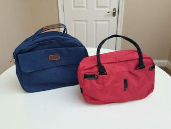 enlever le fond poser les sacs sur une grande table blanche et mettre une porte en bois blanc en arr