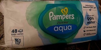 Un lot de 10 lingettes pampers harmonie aqua 
