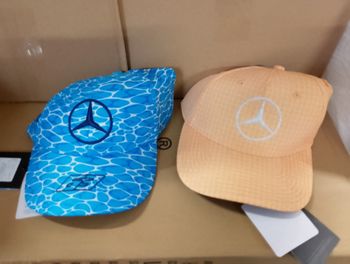 Casquettes Mercedes orangée.