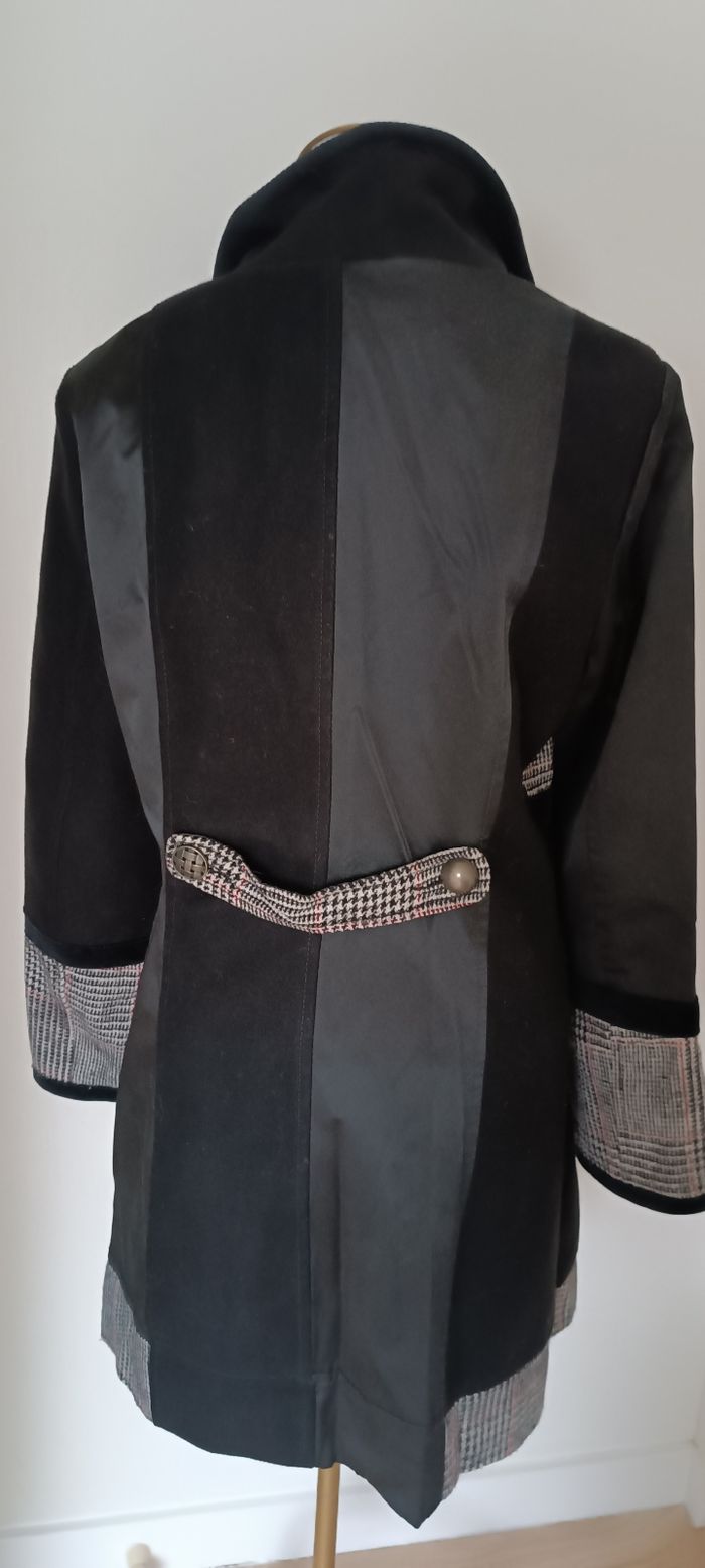 Manteau noir et carreaux. - photo numéro 2
