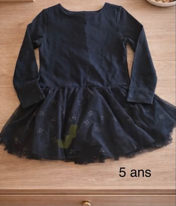 Jolie robe manches longues – 5 ans - très bon état 