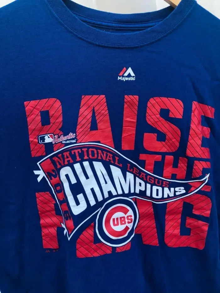 Majestic T-shirt blue Chicago Cubs baseball Raise the flag Champions US Mens S - photo numéro 2