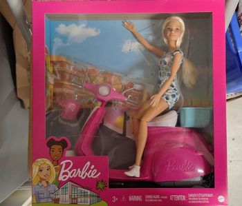 Barbie et son scooter