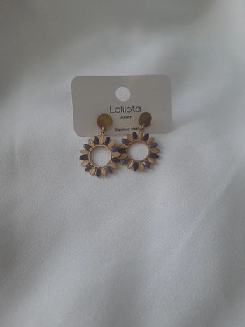 Boucles d oreilles fleurs doré et violet neuf avec étiquette